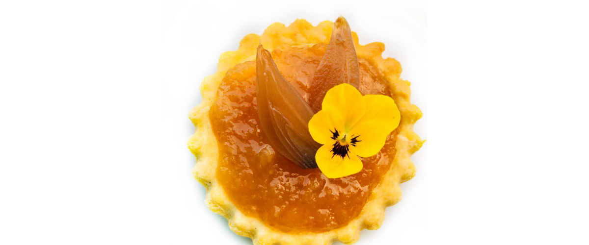 Crostatina al Parmigiano Reggiano con marmellata di cipolle di Tropea