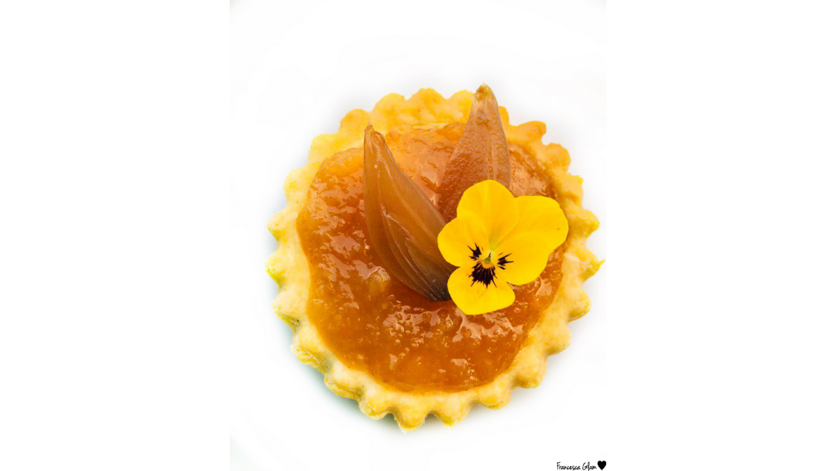 Crostatina al Parmigiano Reggiano con marmellata di cipolle di Tropea