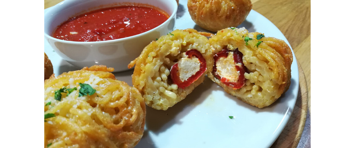 Polpette di frittata di pasta ripiene di peperoncino dolce e formaggio quartirolo, in salsa datterino