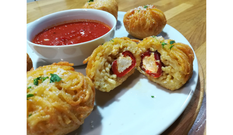 Polpette di frittata di pasta ripiene di peperoncino dolce e formaggio quartirolo, in salsa datterino