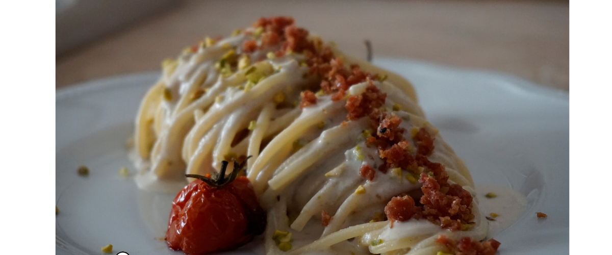 Spaghetto Quadrato in crema di castagne e polvere di salame.