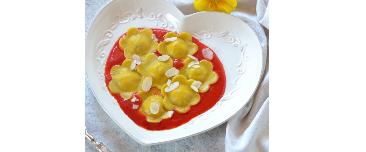 Ravioli alla curcuma con ricotta e pomodori secchi