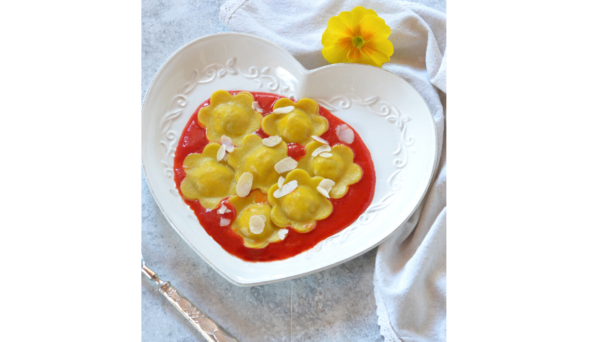 Ravioli alla curcuma con ricotta e pomodori secchi